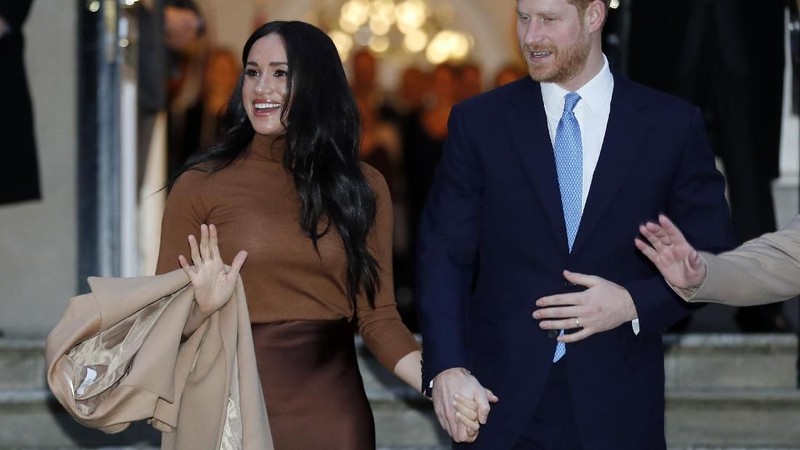 Pangeran Harry & Meghan Markle memutuskan keluar dari anggota istana, dan menjalani hidup sebagai pasangan biasa.