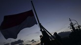 Prajurit TNI AL melakukan upacara penurunan bendera di geladak KRI Usman Harun-359 yang bersandar di Faslabuh Lanal Ranai, Teluk Lampa, Natuna, Kepulauan Riau, Rabu (8/1/2020). ANTARA FOTO/M Risyal Hidayat