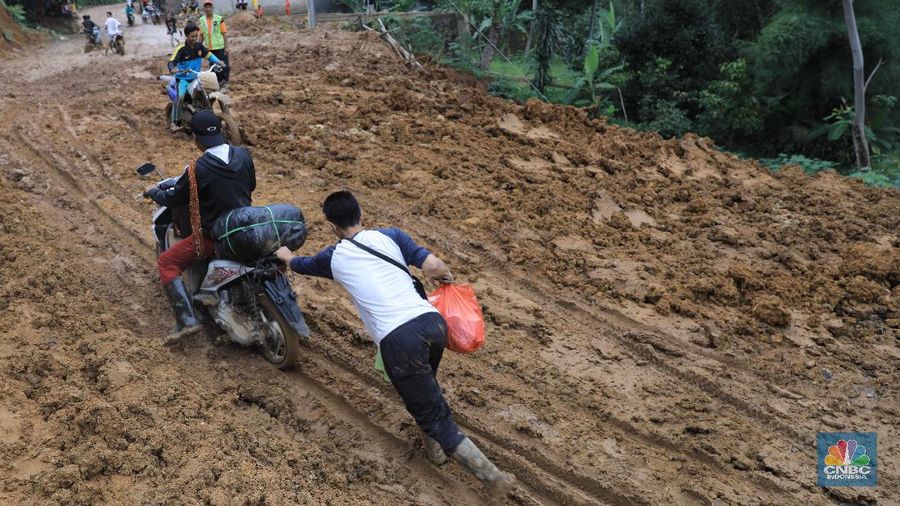 Kendaraan sudah dapat melalui akses jalan di sana, namun material lumpur yang tebal masih menyulitkan warga untuk melintas.