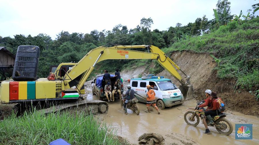 Kendaraan sudah dapat melalui akses jalan di sana, namun material lumpur yang tebal masih menyulitkan warga untuk melintas.