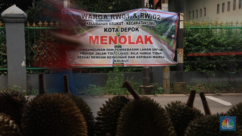 Penolakan tersebut didasari oleh ketidakcocokan harga karena tiap bidang lahan dihargai antara Rp 2-6 juta per meter persegi.
