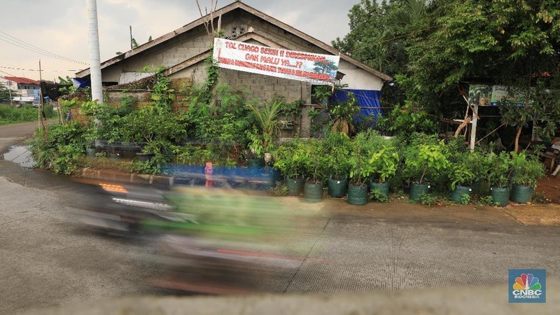 Penolakan tersebut didasari oleh ketidakcocokan harga karena tiap bidang lahan dihargai antara Rp 2-6 juta per meter persegi.