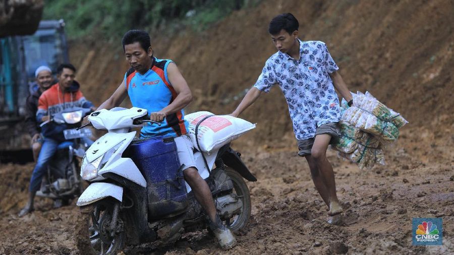 Kendaraan sudah dapat melalui akses jalan di sana, namun material lumpur yang tebal masih menyulitkan warga untuk melintas.