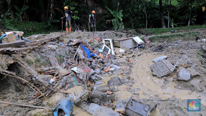 Selain tiga korban, 19 rumah milik warga di Kampung Sinar Harapan juga terkubur material longsor dari Bukit Tajur yang berada tepat di belakang kampung.