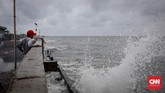 Warga melihat gelombang air laut yang tinggi di kawasan Muara Baru, Jakarta, Kamis, 9 Januari 2020. (CNNIndonesia/Safir Makki)