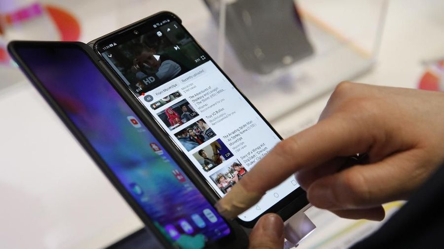 Ponsel LG G8X ThinQ Dual Screen (AP Photo/John Locher)