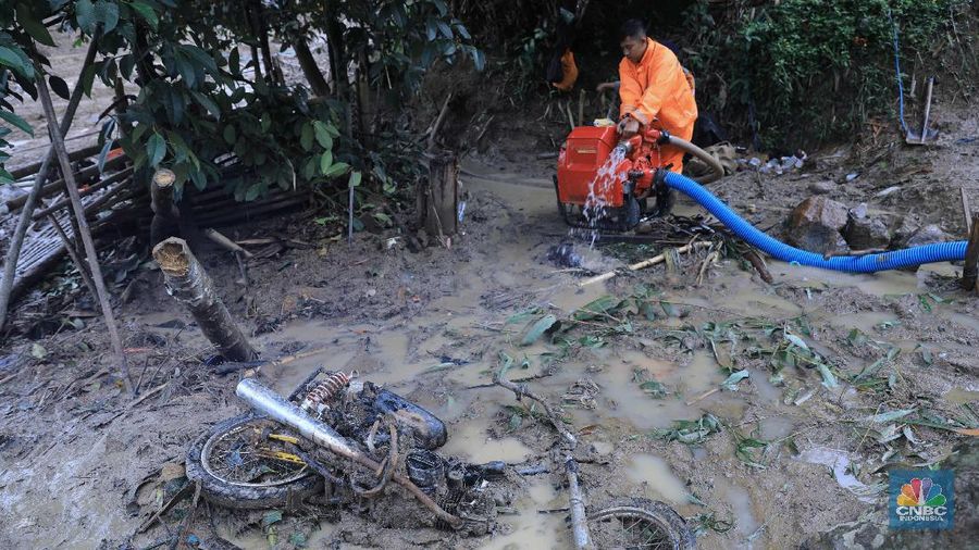 Selain tiga korban, 19 rumah milik warga di Kampung Sinar Harapan juga terkubur material longsor dari Bukit Tajur yang berada tepat di belakang kampung.