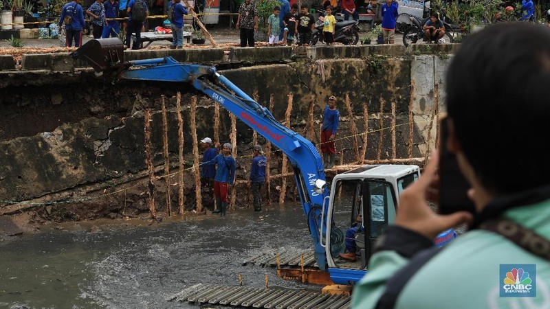 Selain alam, usia yang sudah lama diduga juga jadi salah satu faktor.