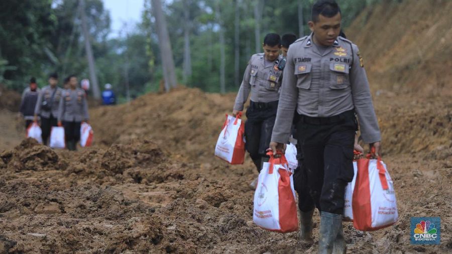 Kendaraan sudah dapat melalui akses jalan di sana, namun material lumpur yang tebal masih menyulitkan warga untuk melintas.