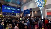 Para pengunjung akan disuguhkan teknologi baru gawai dan mobil masa depan di CES 2020 berlangsung di Las Vegas Convention Center, Nevada. (David Becker/Getty Images/AFP)