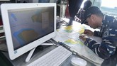 Perwira Divisi Navigasi KRI Usman Harun-359 Letda Laut (P) Muhammad Fadhil menyiapkan track pelayaran saat akan meninggalkan Faslabuh Lanal Ranai, Selat Lampa, Natuna, Kepulauan Riau, Kamis (9/1/2020). (ANTARA FOTO/M Risyal Hidayat)