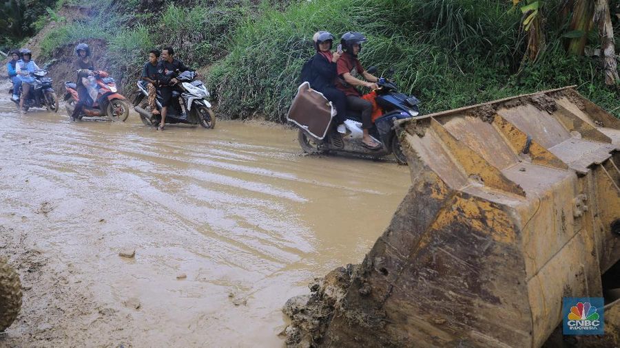 Kendaraan sudah dapat melalui akses jalan di sana, namun material lumpur yang tebal masih menyulitkan warga untuk melintas.