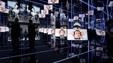 TV 'pintar' muncul di stan Samsung selama pameran CES 2020 berlangsung di Las Vegas, Nevada. Gambar pada TV ini bisa berputar 180 derajat. (AP Photo/John Locher)
