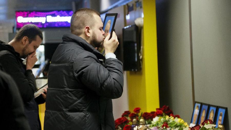 Ukraine International Airlines membawa 176 orang dan rencananya mengudara dari Teheran, Iran, menuju Kiev, Ukraina.