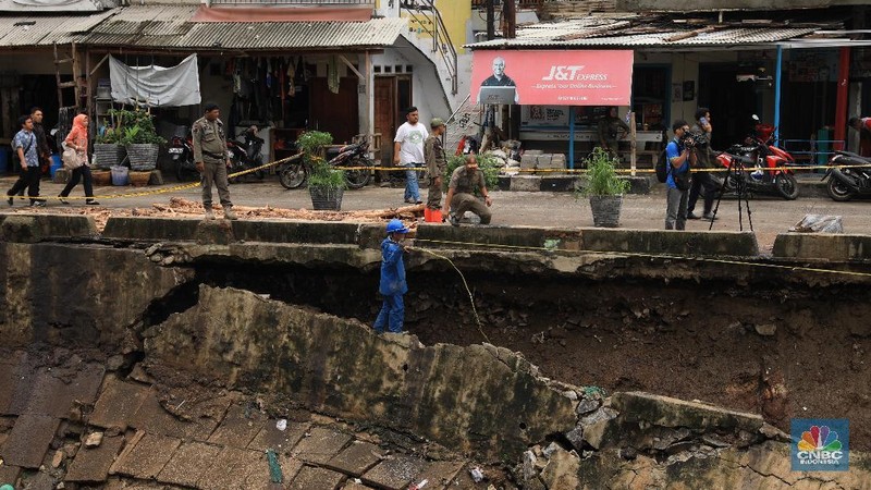 Selain alam, usia yang sudah lama diduga juga jadi salah satu faktor.