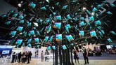 Royole FlexPai adalah smartphone yang mencoba mencuri perhatian pengunjung CES 2020. (Mario Tama/Getty Images/AFP)