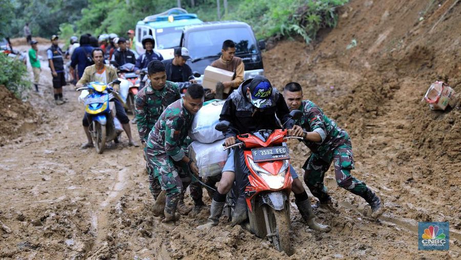 Kendaraan sudah dapat melalui akses jalan di sana, namun material lumpur yang tebal masih menyulitkan warga untuk melintas.