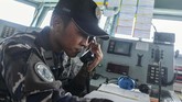 Perwira Divisi Peperangan Bawah Air KRI Usman Harun-359 Letda Laut (P) Zhafir F. Yahya mengirim berita taktis ke unsur divisi dua saat akan meninggalkan Faslabuh Lanal Ranai, Selat Lampa, Natuna, Kepulauan Riau, Kamis (9/1/2020). (ANTARA FOTO/M Risyal Hidayat)