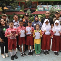 Gojek Pertama Bagikan Bantuan Seragam Sekolah di 5 Kotamadya