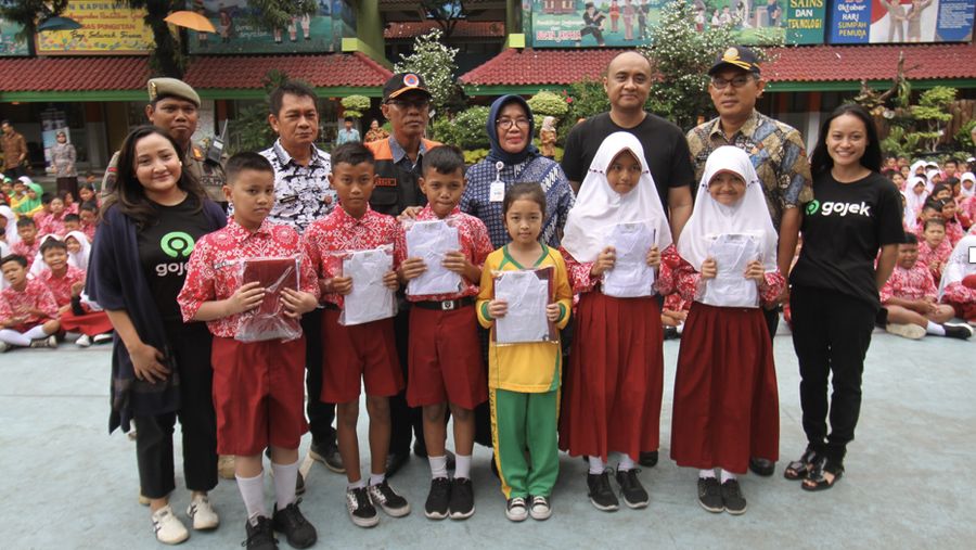 Sejak hari pertama bencana banjir, Gojek tak henti-hentinya menyalurkan bantuan kepada kota-kota yang terkena dampak banjir di wilayah Jakarta dan sekitarnya.