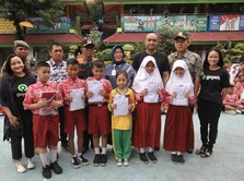 Gojek Pertama Bagikan Bantuan Seragam Sekolah di 5 Kotamadya