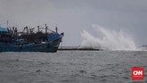 Kapal nelayan banyak bersandar tidak melaut karena gelombang air laut yang tinggi di kawasan Muara Baru, Jakarta, Kamis, 9 Januari 2020. (CNNIndonesia/Safir Makki)
