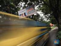 Penampakan 'Banjir' Spanduk Warga Tolak Proyek Tol Cijago