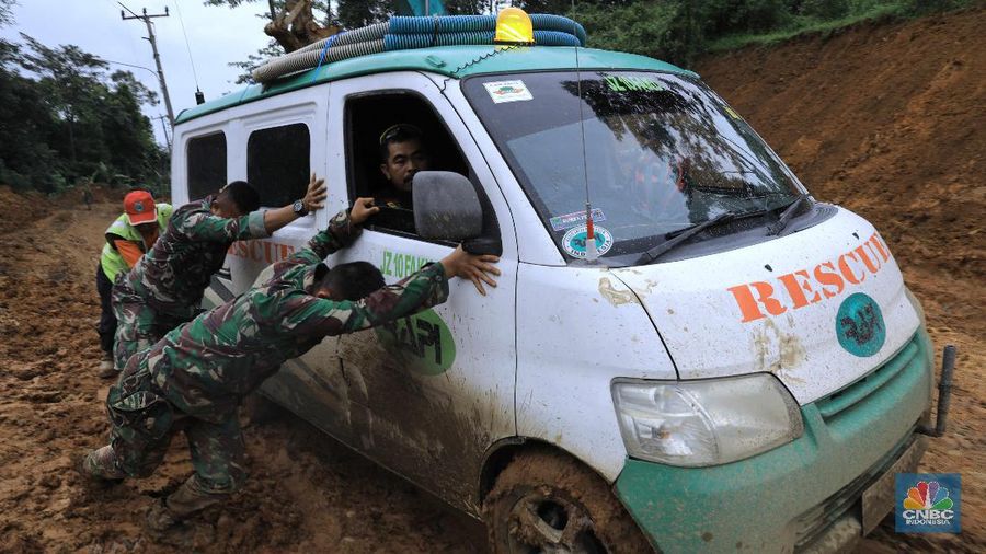 Kendaraan sudah dapat melalui akses jalan di sana, namun material lumpur yang tebal masih menyulitkan warga untuk melintas.