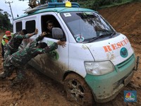 Sulitnya Membuka Akses ke Desa yang Terisolasi di Sukajaya