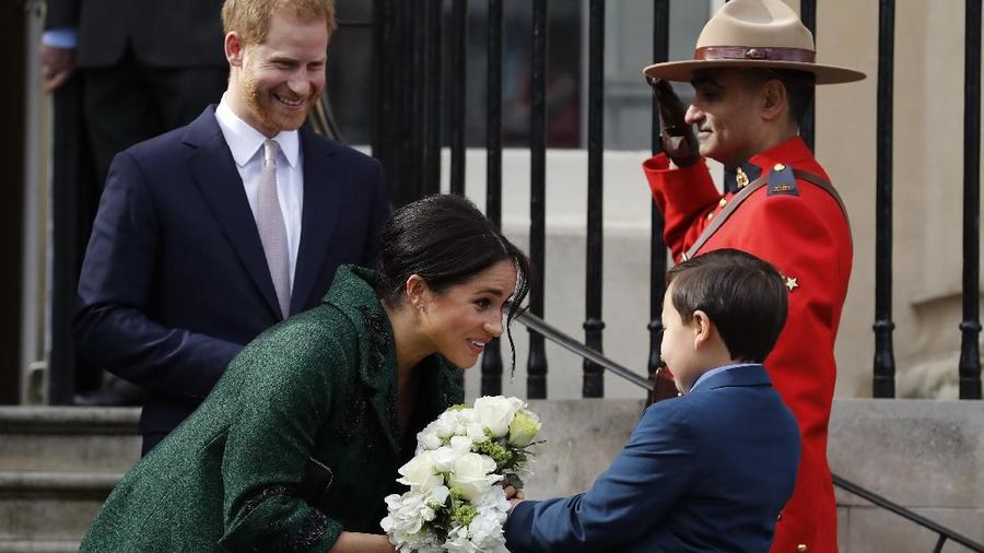 Pangeran Harry & Meghan Markle memutuskan keluar dari anggota istana, dan menjalani hidup sebagai pasangan biasa.