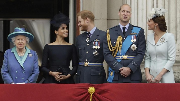 Pangeran Harry dan Meghan Markle FILE - In this Tuesday, July 10, 2018 file photo Britain's Queen Elizabeth II, and from left, Meghan the Duchess of Sussex, Prince Harry, Prince William and Kate the Duchess of Cambridge watch a flypast of Royal Air Force aircraft pass over Buckingham Palace in London. In a stunning declaration, Britain's Prince Harry and his wife, Meghan, said they are planning