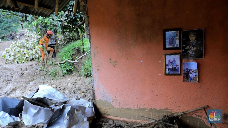 Selain tiga korban, 19 rumah milik warga di Kampung Sinar Harapan juga terkubur material longsor dari Bukit Tajur yang berada tepat di belakang kampung.