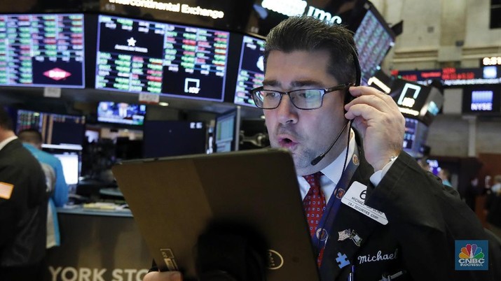 Trader Timothy Nick works in his booth on the floor of the New York Stock Exchange, Thursday, Jan. 9, 2020. Stocks are opening broadly higher on Wall Street as traders welcome news that China's top trade official will head to Washington next week to sign a preliminary trade deal with the U.S. (AP Photo/Richard Drew)