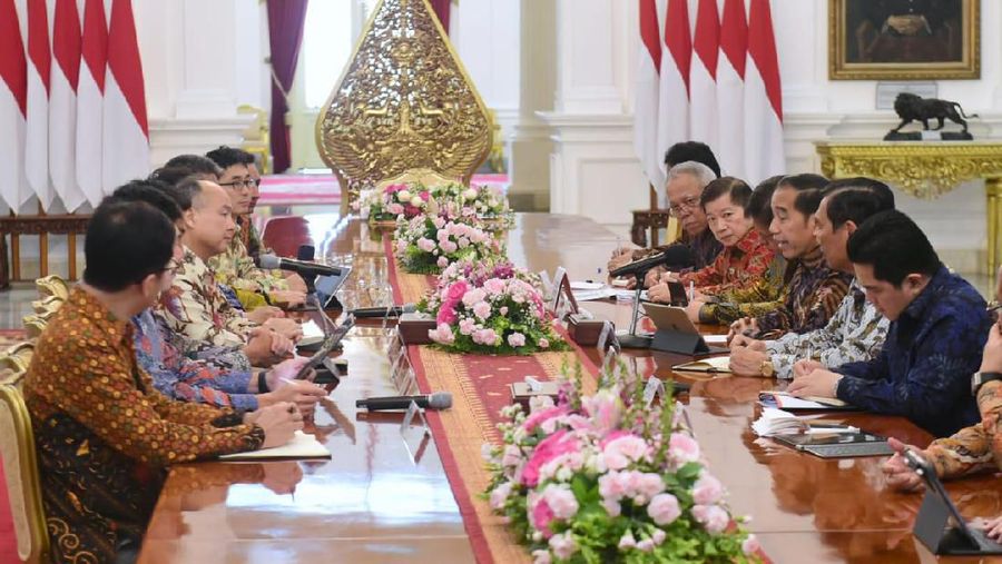 Presiden Joko Widodo didampingi sejumlah menteri menerima CEO SoftBank Jepang Masayoshi Son, Jumat (10/1) pagi.  (Biro Pers Sekretariat Presiden/Muchlis Jr)