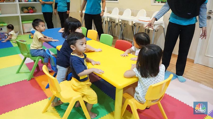 • Tinytoes, daycare yang berada di Sampoerna Strategic Square ini dimulai dari harga Rp 5.250.000 sampai Rp 5.750.000.
• Daycare ini menerima anak mulai dari umur 3 bulan hingga 6 tahun. Beragam fasilitas yang ditawarkan mulai dari mandi tiga kali sehari, makan tiga kali, snack dua kali, tidur siang, jam belajar dan bermain.
• Jam operasional daycare ini dimulai dari jam 07.00 AM hingga 19.00 PM. Banyak orang tua yang memercayakan anak mereka dititipkan di daycare ini karena alasan keamanan dan kebersihan.
• Daycare Tiny Toes didirakan oleh 6 ibu-ibu (Merry Huseng, Linda Boenjamin, Yulia Boenjamin, Angela Lew Dermawan, Patricia Hermawan, dan Agnes Camelia) yang mengalami kegalauan karena menjadi ibu dan harus bekerja. Dari sinilah tercetus ide untuk mendirikan daycare.
(²©²ÊÍøÕ¾/Fitriah Said)