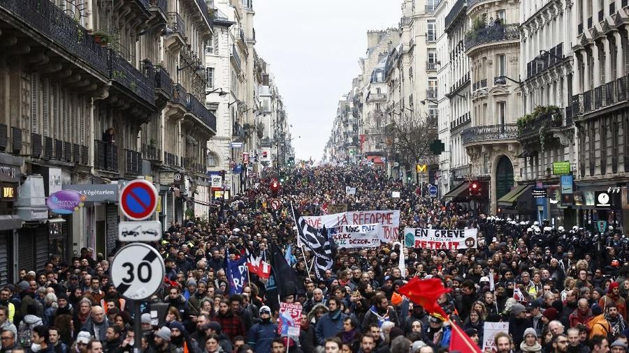 Demo tersebut dipicu oleh Presiden Emmanuel Macron yang menaikkan usia pensiun penuh dari 62 menjadi 64 tahun.