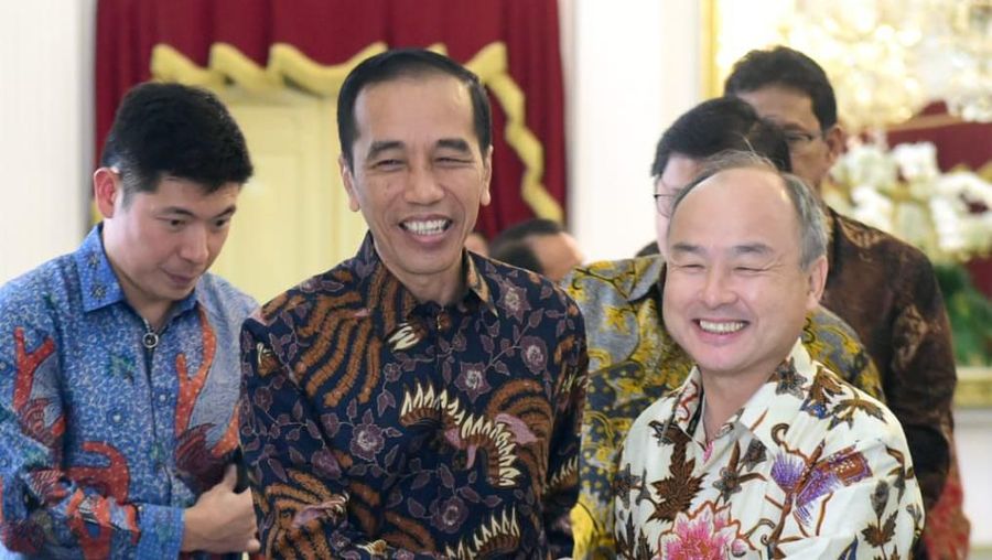 Presiden Joko Widodo didampingi sejumlah menteri menerima CEO SoftBank Jepang Masayoshi Son, Jumat (10/1) pagi. (Biro Pers Sekretariat Presiden/Muchlis Jr)