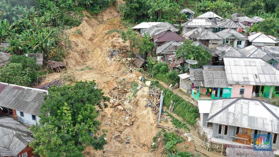 Banjir kala itu terjadi dua kali. Namun, banjir kedua lah yang sangat besar dan merusak pemukiman, meski tidak menimbulkan korban jiwa.