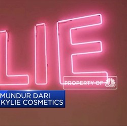 Kylie Jenner Pamit dari Kursi CEO Kylie Cosmetics