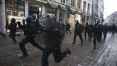 Bentrokan antara polisi dan demonstran sempat terjadi di Kota Lille. (AP Photo/Michel Spingler)