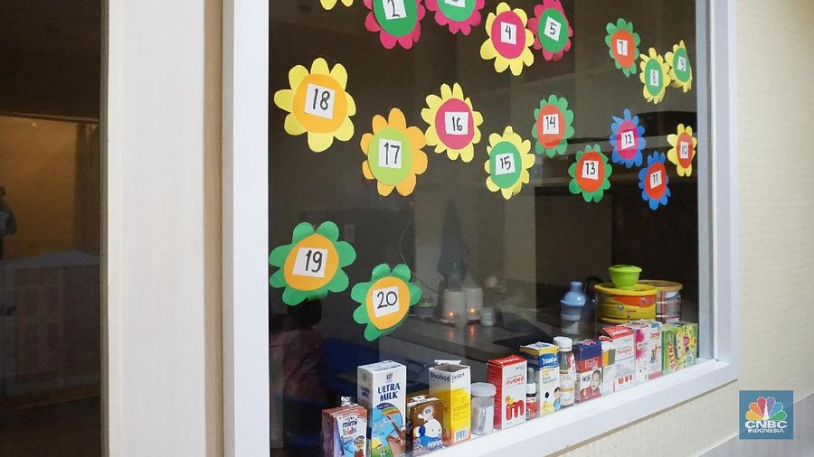 • Tinytoes, daycare yang berada di Sampoerna Strategic Square ini dimulai dari harga Rp 5.250.000 sampai Rp 5.750.000.
• Daycare ini menerima anak mulai dari umur 3 bulan hingga 6 tahun. Beragam fasilitas yang ditawarkan mulai dari mandi tiga kali sehari, makan tiga kali, snack dua kali, tidur siang, jam belajar dan bermain.
• Jam operasional daycare ini dimulai dari jam 07.00 AM hingga 19.00 PM. Banyak orang tua yang memercayakan anak mereka dititipkan di daycare ini karena alasan keamanan dan kebersihan.
• Daycare Tiny Toes didirakan oleh 6 ibu-ibu (Merry Huseng, Linda Boenjamin, Yulia Boenjamin, Angela Lew Dermawan, Patricia Hermawan, dan Agnes Camelia) yang mengalami kegalauan karena menjadi ibu dan harus bekerja. Dari sinilah tercetus ide untuk mendirikan daycare.
(CNBC Indonesia/Fitriah Said)