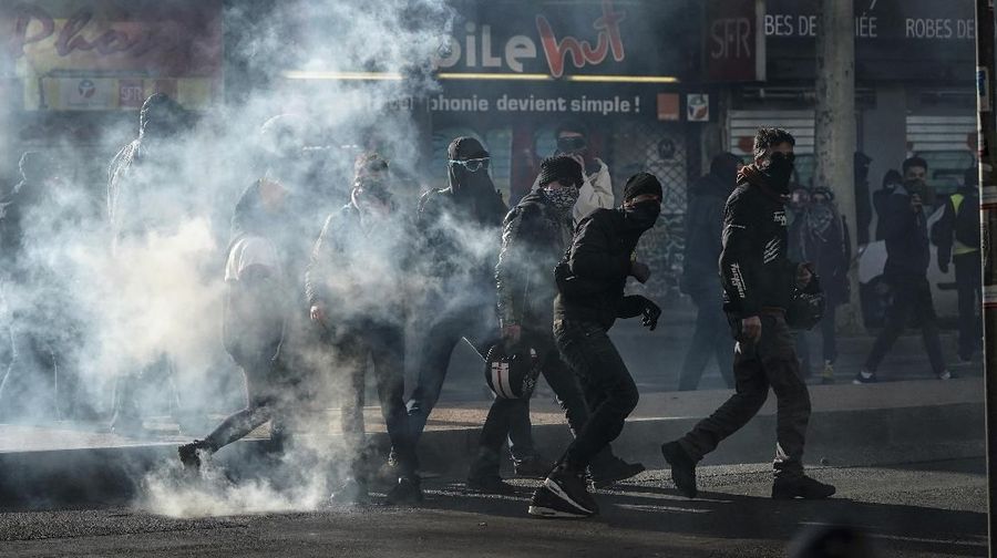 Demo tersebut dipicu oleh Presiden Emmanuel Macron yang menaikkan usia pensiun penuh dari 62 menjadi 64 tahun.