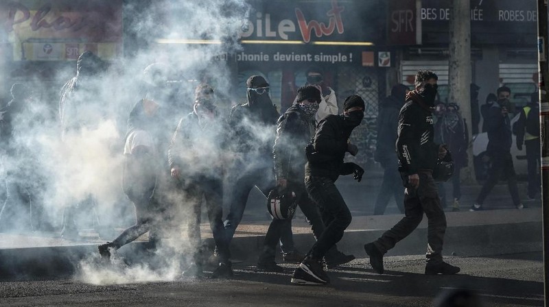 Demo tersebut dipicu oleh Presiden Emmanuel Macron yang menaikkan usia pensiun penuh dari 62 menjadi 64 tahun.
