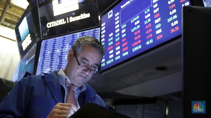 Trader Timothy Nick works in his booth on the floor of the New York Stock Exchange, Thursday, Jan. 9, 2020. Stocks are opening broadly higher on Wall Street as traders welcome news that China's top trade official will head to Washington next week to sign a preliminary trade deal with the U.S. (AP Photo/Richard Drew)