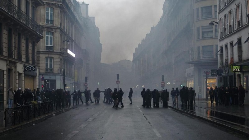 Demo tersebut dipicu oleh Presiden Emmanuel Macron yang menaikkan usia pensiun penuh dari 62 menjadi 64 tahun.