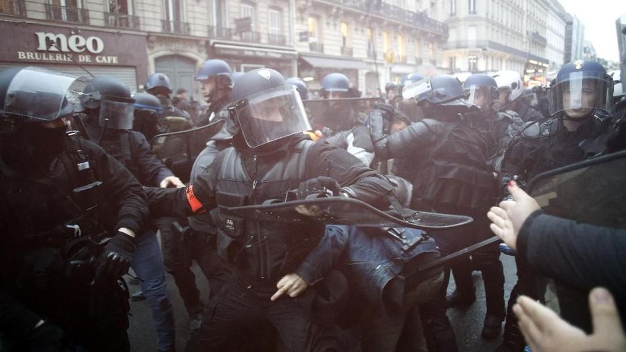 Demo tersebut dipicu oleh Presiden Emmanuel Macron yang menaikkan usia pensiun penuh dari 62 menjadi 64 tahun.