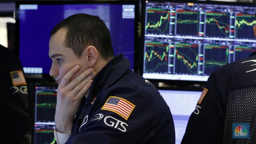 Trader Timothy Nick works in his booth on the floor of the New York Stock Exchange, Thursday, Jan. 9, 2020. Stocks are opening broadly higher on Wall Street as traders welcome news that China's top trade official will head to Washington next week to sign a preliminary trade deal with the U.S. (AP Photo/Richard Drew)