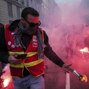 Prancis Rusuh, Macron di Demo Karena Usia Pensiun