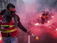 Prancis Rusuh, Macron di Demo Karena Usia Pensiun