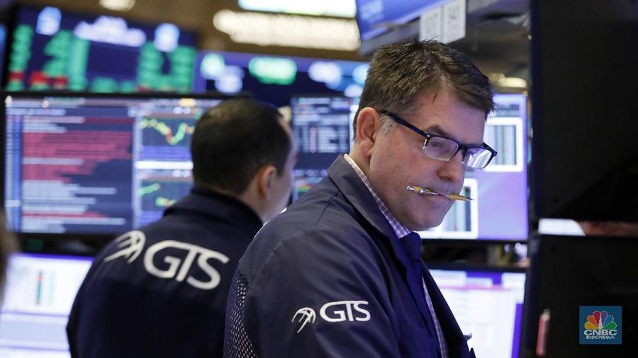 Trader Timothy Nick works in his booth on the floor of the New York Stock Exchange, Thursday, Jan. 9, 2020. Stocks are opening broadly higher on Wall Street as traders welcome news that China's top trade official will head to Washington next week to sign a preliminary trade deal with the U.S. (AP Photo/Richard Drew)